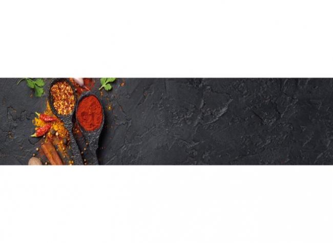 Küchenrückwand Schwarze Löffel Chilipulver